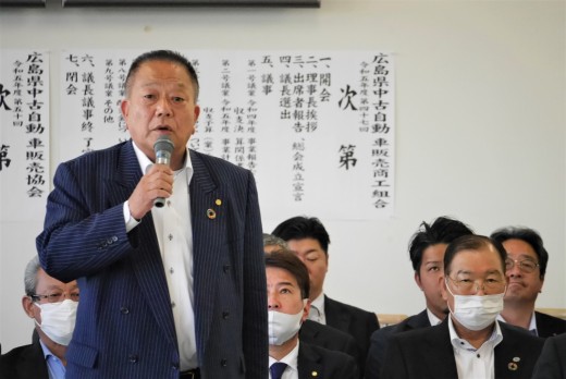 総会の席上であいさつを述べる上田会長・理事長