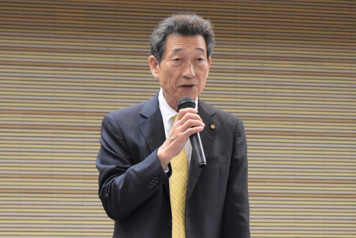 来賓あいさつを行うJU中販連・海津会長