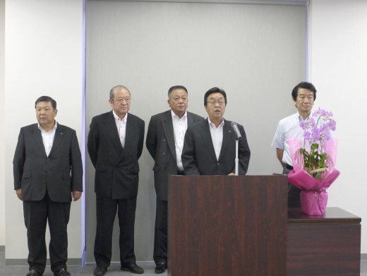 挨拶に立つ二村理事長と役員一同