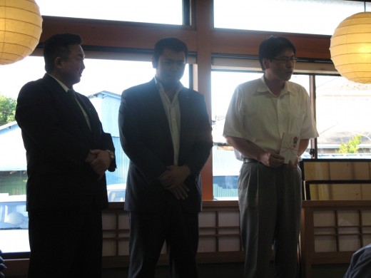 各支部代表が前回キャンペーンの褒章を手に「今度は我が支部が最上位を」と決意表明