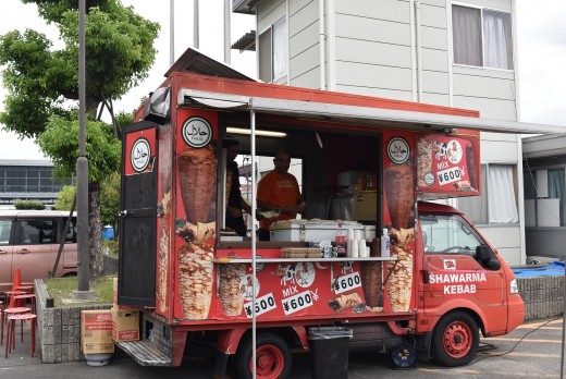 セリ当日はキッチンカーが出店