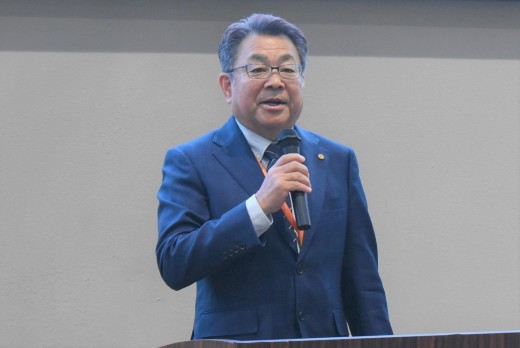 あいさつを述べる横山会長