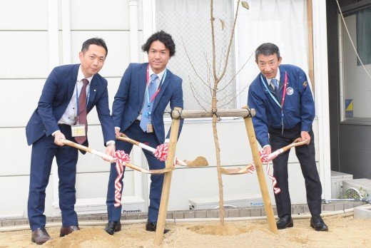 関係者全員で植樹を行った