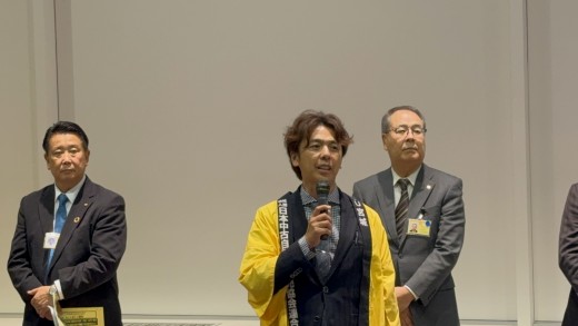 あいさつに立つ及川青年部会長