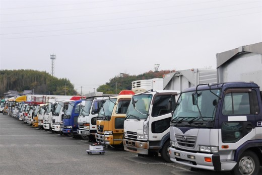 各大型車メーカーのトラックが並ぶ