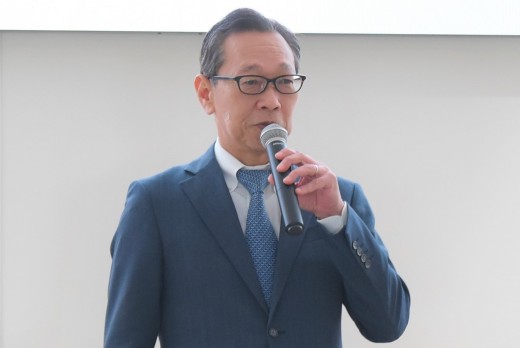 セリ前にあいさつを述べる伊藤社長