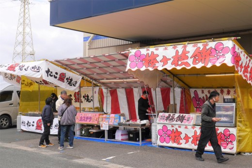 会場前には恒例の屋台コーナー