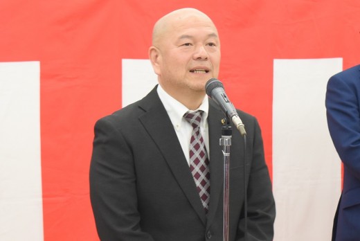 セリ前にあいさつを述べる宮本理事長