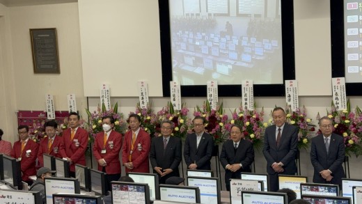 多数の来賓が登壇