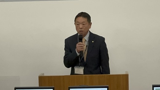 祝辞を述べる塚田会長