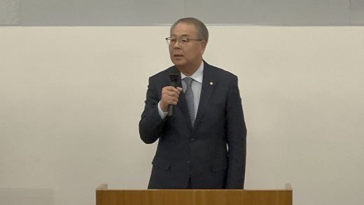 祝辞を述べる伊藤社長