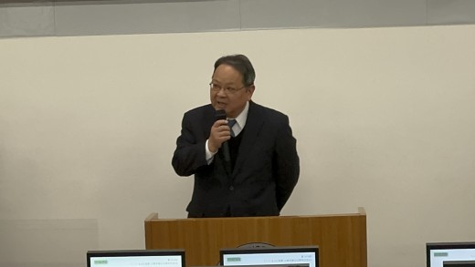 祝辞を述べる荒井会長