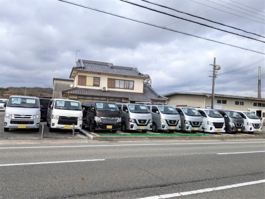 ハイエースをはじめ、日産「NV350キャラバン」の在庫車も多く揃える