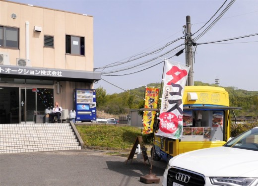 会場前にはキッチンカーが来場