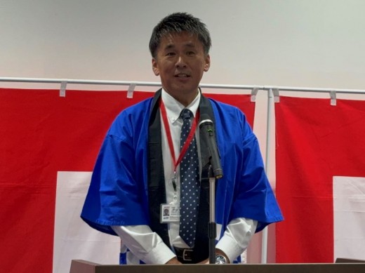 あいさつに立つ平山会場長