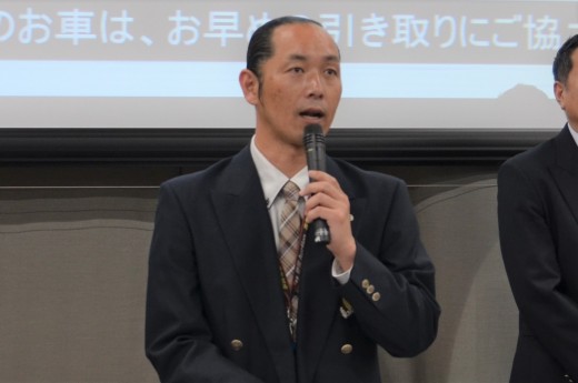 セリ前にあいさつを述べる中川流通委員長