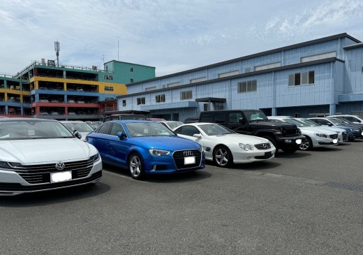 バラエティに富んだ輸入車が並ぶ