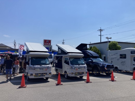 各種キャンピングカーが出展された