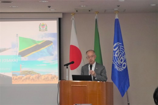 在大阪タンザニア連合共和国名誉領事館の鴻池一季名誉領事があいさつ
