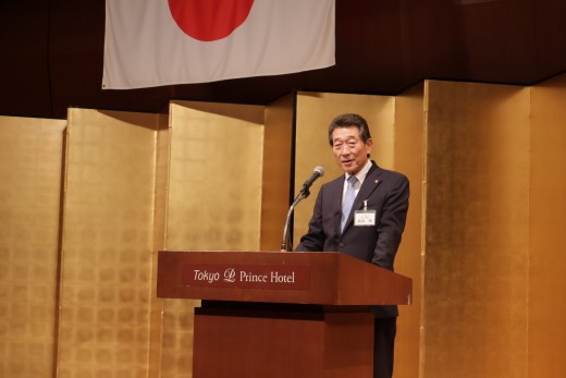 総会後の懇親会であいさつする海津会長・理事長