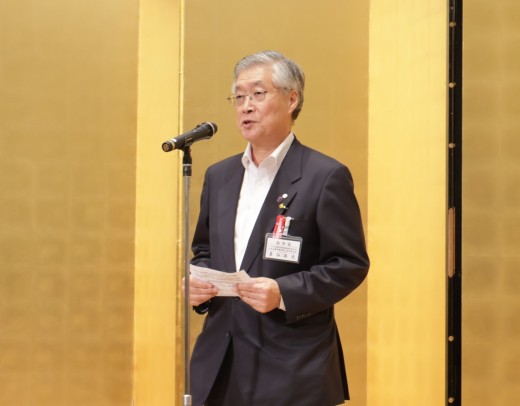 総会終了後の懇親会であいさつに立つ喜谷会長