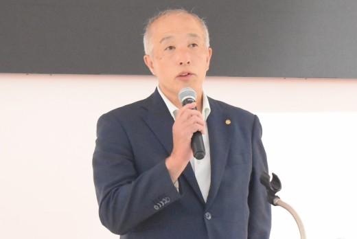 来賓あいさつを述べるJU中販連・奥村流通委員長
