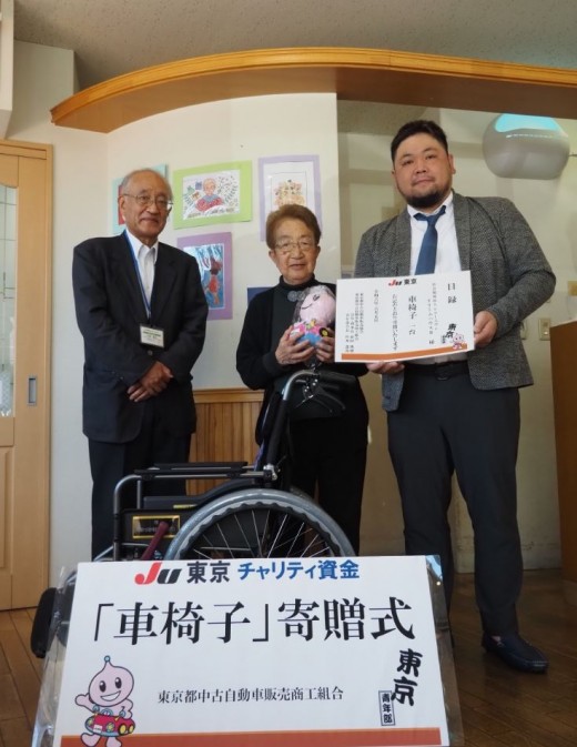 ドリームハウスⅡへ車いす寄贈（右：河内副部会長）