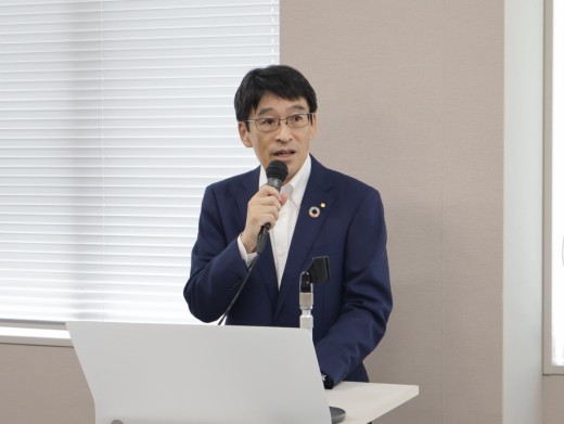 セレモニーで謝辞を述べる北口社長