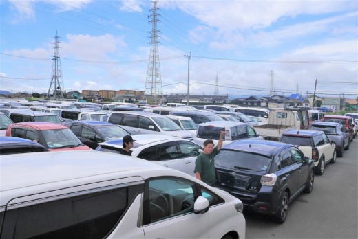 出品ヤードは満車に