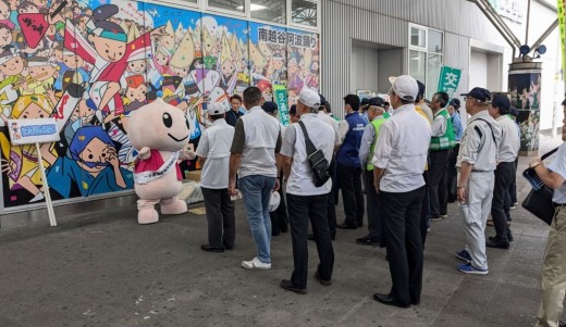 交通安全啓蒙活動に参加するキャピクル