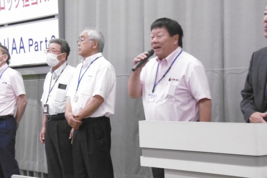 セリ前にあいさつを述べる勝野光洋・伊豆ブロック長