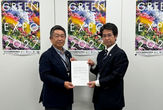 感謝状を手にする堀内常務理事（左）