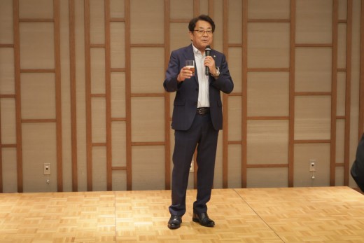 懇親会で乾杯あいさつする横山会長