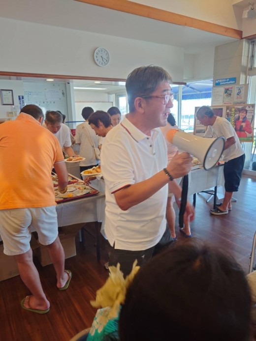 前夜祭で挨拶する坂東社長