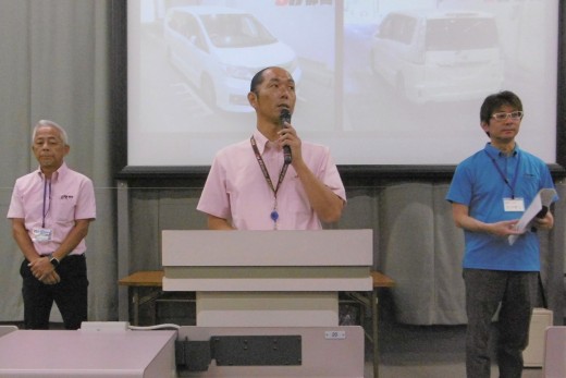 あいさつを述べる中川流通委員長