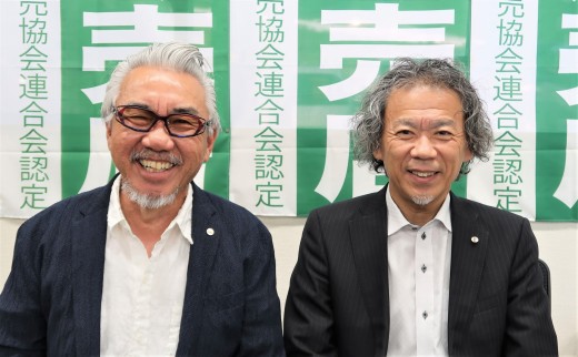 キャンペーン達成のバトンは中西会長・理事長（写真左）から長尾金融委員長（同右）に着実につながれている