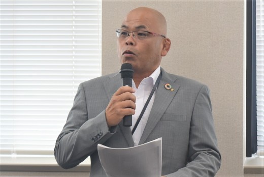 セリ前にあいさつを述べる浦田常務理事