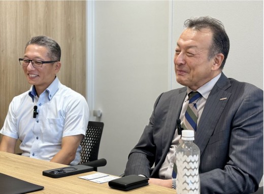 写真左から、ロイヤル神谷社長、BYD Auto Japan東福寺社長
