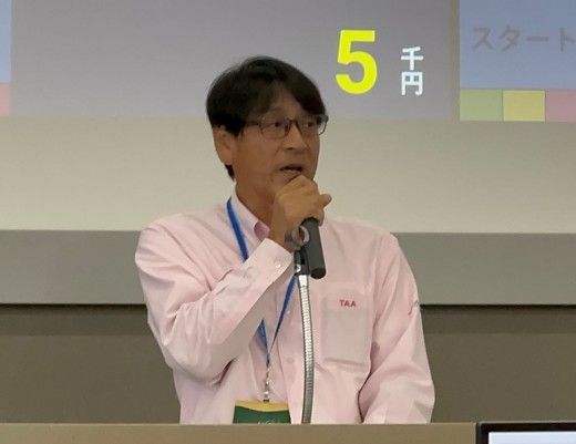 あいさつに立つ濱田会場長