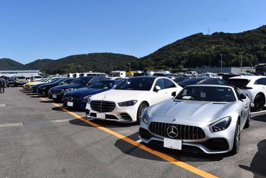 「輸入車プレミアムコーナー」に９８台が出品された