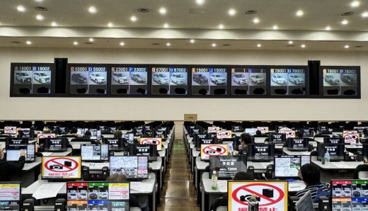 ＡからＰまで圧巻の１６レーンモニターが並ぶ  ※会場の許可を得て写真を撮影しています