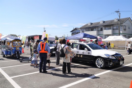 熊本県警察の協力でパトカーも展示