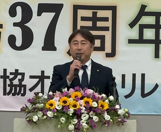 祝辞を贈るJU栃木秋元会長理事長