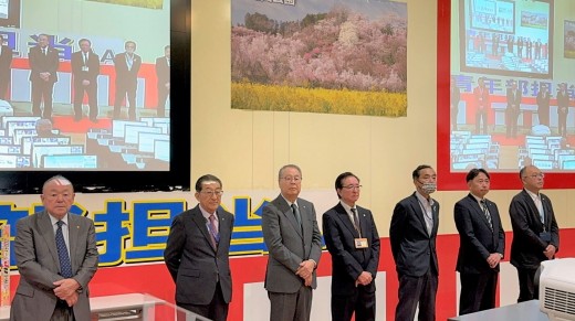 JU東北各県理事長が一堂に会す（左からJU青森石山理事長、JU岩手小原理事長、JU宮城伊藤理事長、JU秋田加藤理事長、JU山形佐藤副理事長、JU栃木秋元理事長、JU新潟遠山副理事長）