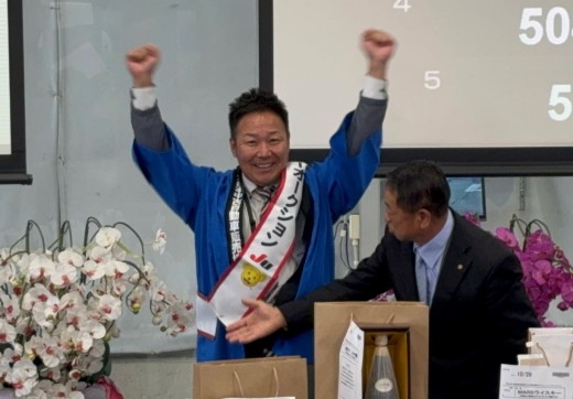 塚田理事長からリレーたすきを託された村井部会長