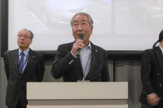 セリ前にあいさつを述べる東部ブロック長・勝又勇氏