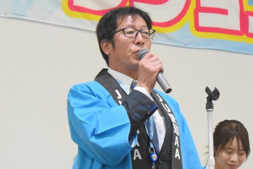 セリ前にあいさつを述べる加藤理事長