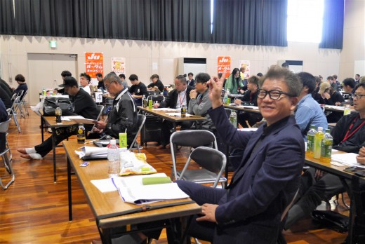 ＪＵ鹿児島の福重泰治さんも来場し活発に手ゼリ応札