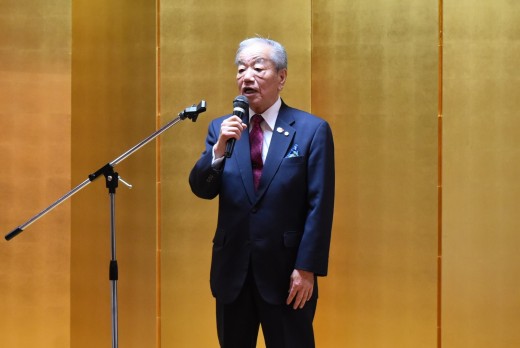交流会であいさつをのべる松本理事長