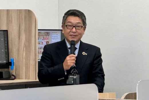 あいさつに立つ堀内常務理事